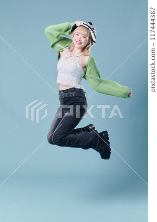 跳躍的女人 117444387