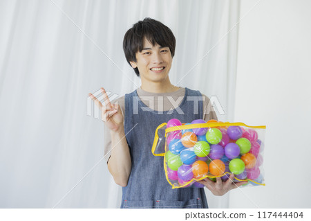 有玩具的男性托兒所老師 有玩具的男性托兒所老師 117444404