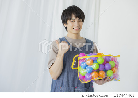有玩具的男性托兒所老師 有玩具的男性托兒所老師 117444405