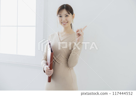 有文件的女商人 117444552