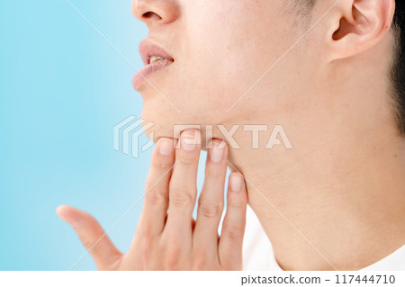 男人摸著下巴，鬍子沒刮 117444710