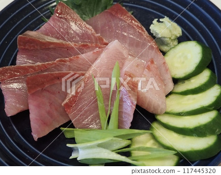 天然黃尾鮪魚,老婆的家常菜,在家享用的晚餐,幸福的一家人 天然黃尾鮪魚,老婆的家常菜,在家享用的晚餐,幸福的一家人 117445320