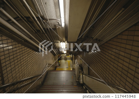 地鐵站的樓梯 117445948