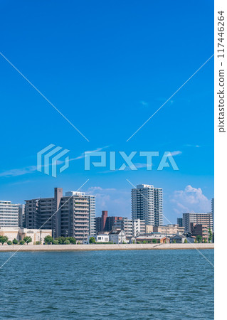 廣島市的河邊風景:從吉島看到的宇品公寓大樓 廣島市的河邊風景:從吉島看到的宇品公寓大樓 117446264