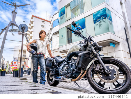 A female rider who came to Yokohama Motomachi Shopping Street on a large American motorcycle 117446541