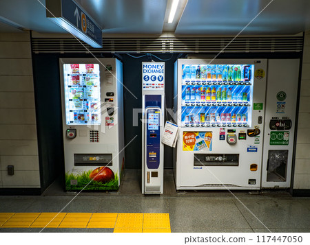 東京城市景觀：市中心地下通道安裝的自動外幣兌換機 117447050
