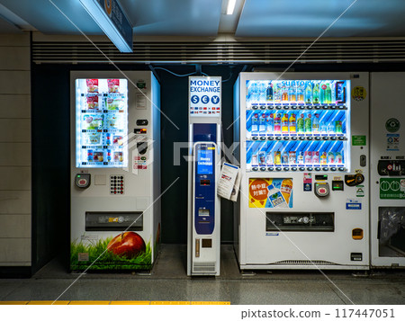 東京城市景觀:市中心地下通道安裝的自動外幣兌換機 東京城市景觀:市中心地下通道安裝的自動外幣兌換機 117447051