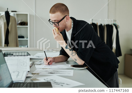 Eating sandwich and drawing sketch 117447160