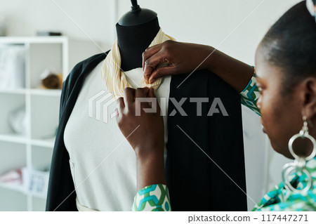 Pinning collar to dress before stitching 117447271