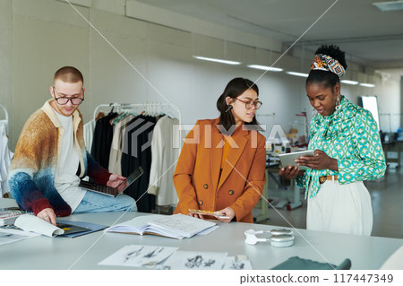 Discussing online ideas by workplace 117447349