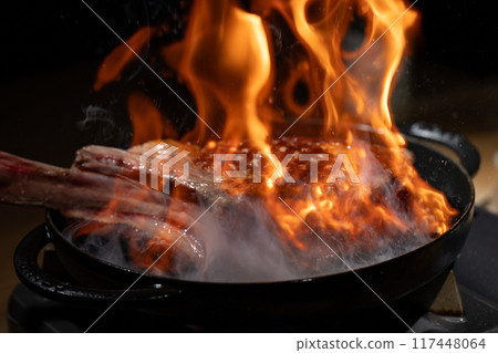 Tomahawk beef flambé 117448064