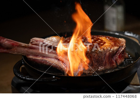 Tomahawk beef flambé Tomahawk beef flambé 117448068