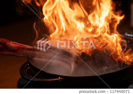 Tomahawk beef flambé 117448071