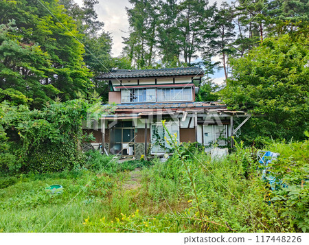 Abandoned house, vacant house, ruins 117448226
