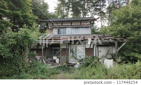 Abandoned house, vacant house, ruins Abandoned house, vacant house, ruins 117448254