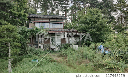 Abandoned house, vacant house, ruins 117448259