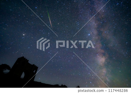 夜空中的銀河系和英仙座流星雨 夜空中的銀河系和英仙座流星雨 117448286