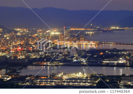 [香川縣]黃昏時從屋島（屋島丸展望台）看到的Sunport高松和高松市區 117448364