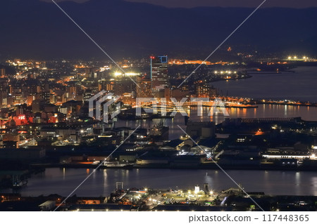 [Kagawa Prefecture] Sunport Takamatsu and downtown Takamatsu as seen from Yashima (Yashimaru Observatory) at dusk 117448365