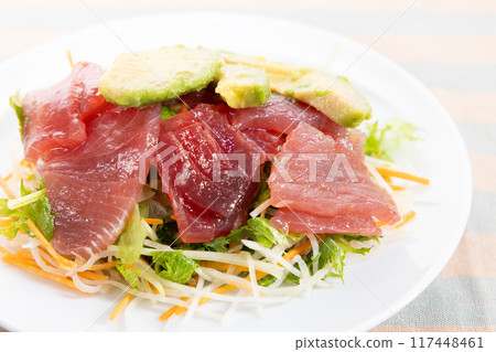 新鮮美味的鮪魚和酪梨沙拉 新鮮美味的鮪魚和酪梨沙拉 117448461
