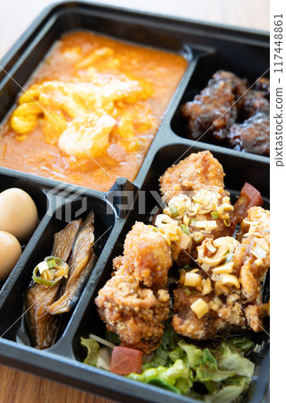 美味的蝦子辣椒和炸雞中式便當 117448861