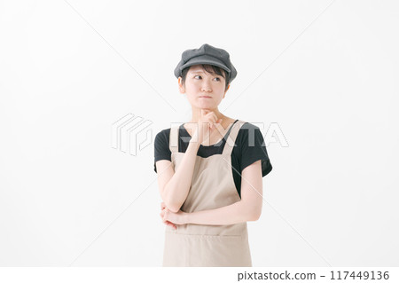 餐廳工作人員帶著思考的表情 117449136