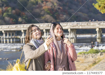 Parent and child of foreign tourists sightseeing in Kyoto 117449377