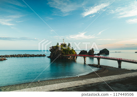 [Benten Rock] Morning at Noe Beach [Itoigawa City] 117449506