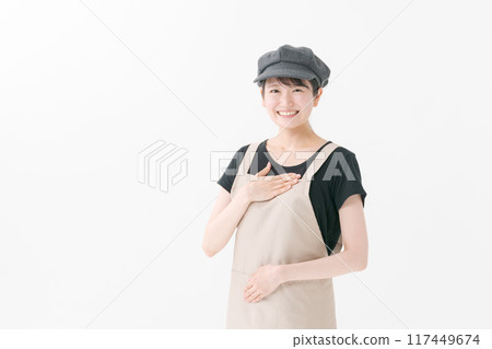 微笑的咖啡館員工 117449674