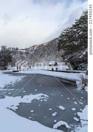 Snow-covered World Heritage Site in winter: Shirakawa-mura (Shirakawa-go), Gifu Prefecture Snow-covered World Heritage Site in winter: Shirakawa-mura (Shirakawa-go), Gifu Prefecture 117450145