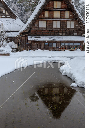 Snow-covered World Heritage Site in winter: Shirakawa-mura (Shirakawa-go), Gifu Prefecture 117450168