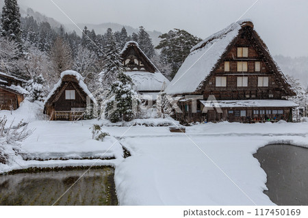 Snow-covered World Heritage Site in winter: Shirakawa-mura (Shirakawa-go), Gifu Prefecture 117450169