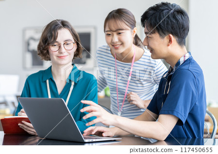 在辦公室工作的年輕員工 117450655