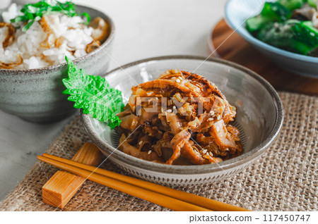 Simmered leek and clam in sweet and spicy sauce Simmered leek and clam in sweet and spicy sauce 117450747