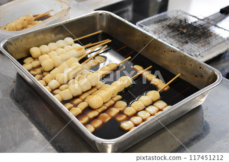 Dumplings on a skewer after soaking 117451212