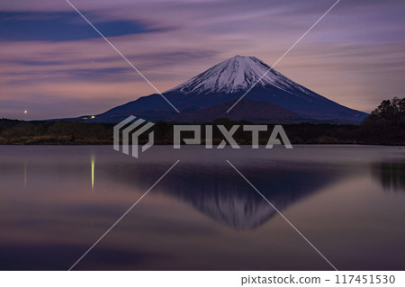 (山梨縣)從精進湖看到的一番星和富士山 (山梨縣)從精進湖看到的一番星和富士山 117451530