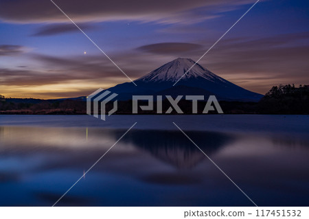 (山梨縣)從精進湖看到的一番星和富士山 (山梨縣)從精進湖看到的一番星和富士山 117451532