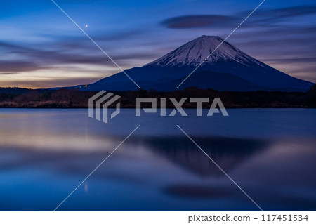 (Yamanashi Prefecture) The first star and Mt. Fuji as seen from Lake Shojiko 117451534