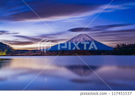 (Yamanashi Prefecture) The first star and Mt. Fuji as seen from Lake Shojiko 117451537