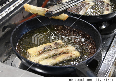 正在烹調的菲律賓食品turon 117451583