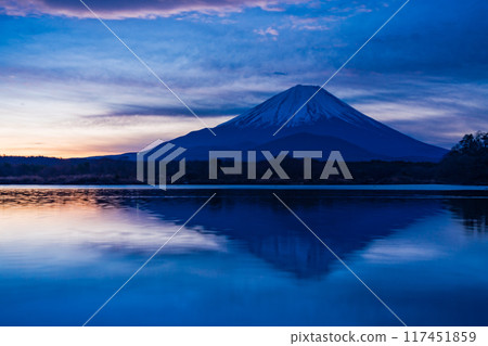 (Yamanashi Prefecture) Mount Fuji before sunrise as seen from Lake Shojiko 117451859