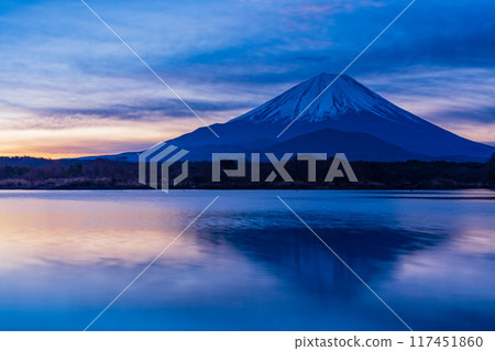 (Yamanashi Prefecture) Mount Fuji before sunrise as seen from Lake Shojiko 117451860
