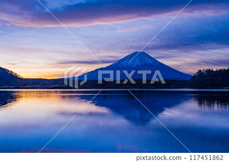 （山梨縣）從精進湖看日出前的富士山 117451862