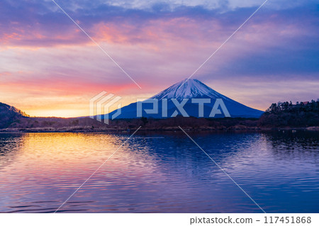 (Yamanashi Prefecture) Mount Fuji before sunrise as seen from Lake Shojiko (Yamanashi Prefecture) Mount Fuji before sunrise as seen from Lake Shojiko 117451868
