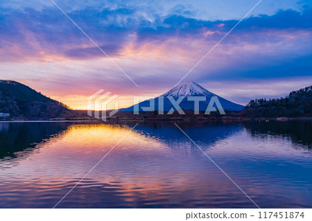 (Yamanashi Prefecture) Mount Fuji before sunrise as seen from Lake Shojiko 117451874