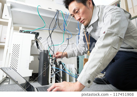 穿著工作服的男子進行網路維護與檢查 117451908