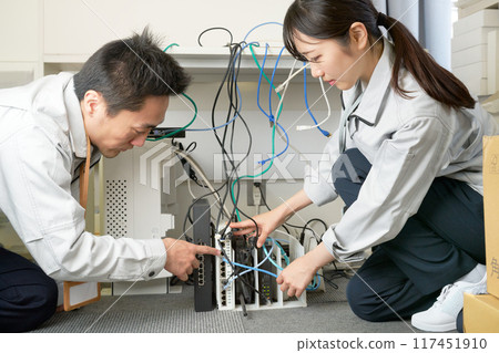 穿著工作服的男女配置網絡 117451910