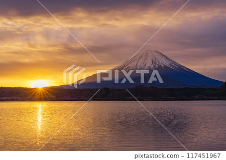 (Yamanashi Prefecture) Sunrise, morning glow, and Mt. Fuji as seen from Lake Shoji (Yamanashi Prefecture) Sunrise, morning glow, and Mt. Fuji as seen from Lake Shoji 117451967