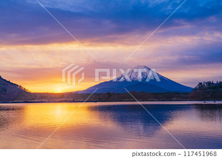 (Yamanashi Prefecture) Sunrise, morning glow, and Mt. Fuji as seen from Lake Shoji (Yamanashi Prefecture) Sunrise, morning glow, and Mt. Fuji as seen from Lake Shoji 117451968