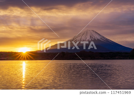 (Yamanashi Prefecture) Sunrise, morning glow, and Mt. Fuji as seen from Lake Shoji 117451969